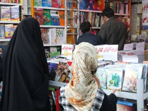 Ali Khamenei: "Fermiamo i libri pericolosi"