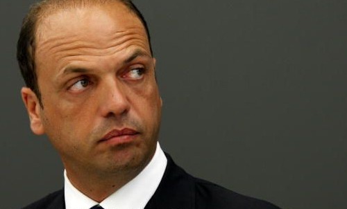 Angelino Alfano in libreria con "La mafia uccide d'estate"