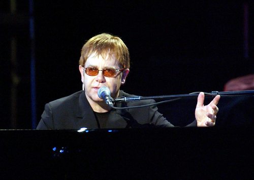 Elton John scriverà un libro sull'aids