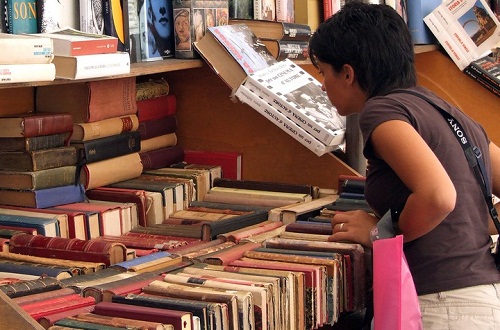 Bancarelle di libri usati ed antichi in via d'estinzione