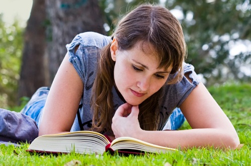 Libri, le donne? Leggono il triplo degli uomini