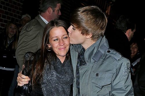 justin bieber uscita autobiografia mamma pattie