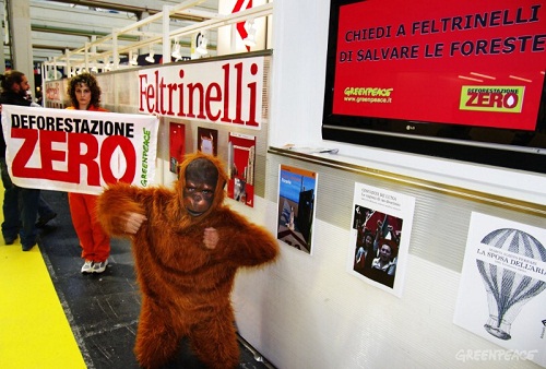 Salone del Libro 2012: editoria ammazza foreste, la protesta di Greenpeace